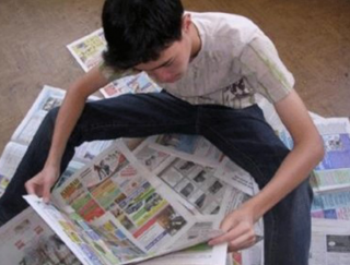 подросток выбирает работу в газете